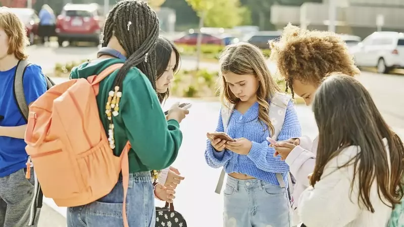 Florida's New Cellphone Ban in Schools Sparks Mixed Reactions