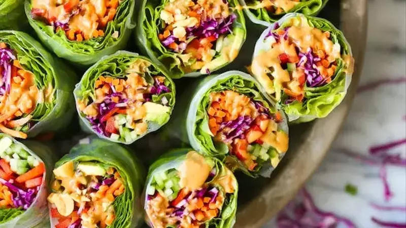 Summer Delights: Essential Beach and Poolside Snacks