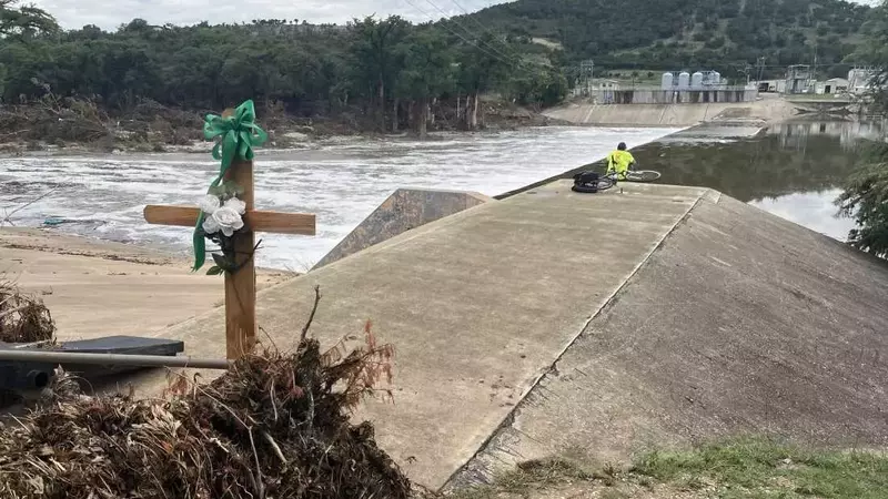 Texas Flash Flood Aftermath: The Search for the Missing Intensifies in Lakes