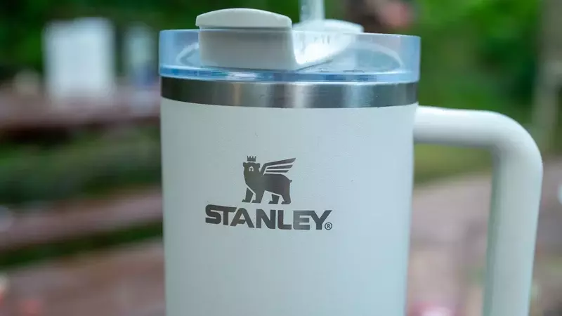 School Districts Transition to Clear Water Bottles: A New Trend for Student Hydration