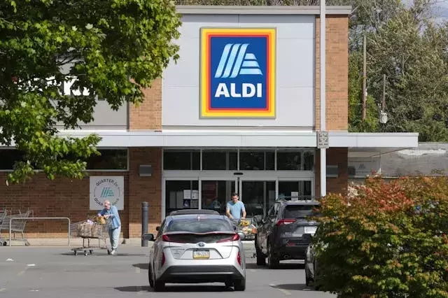 Affordable Thanksgiving Feast from Aldi: A $40 Solution for 10 Guests