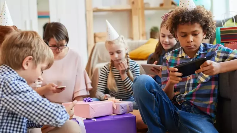 Reimagining Teen Gatherings: The Allure of Phone-Free Nostalgia Parties