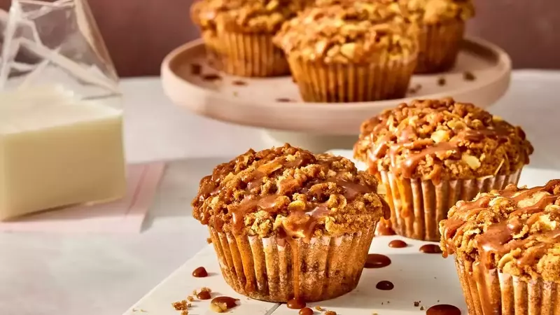 Delectable Apple Pie Muffins with Cinnamon Crumb Topping
