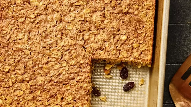 Warm Cinnamon-Raisin Baked Oats: A Cozy Morning Delight
