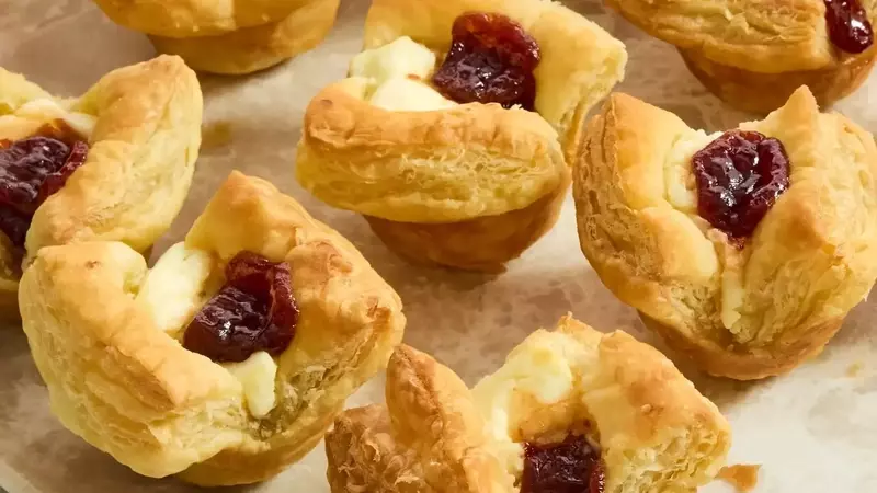 Effortless Guava & Cream Cheese Pastries: A 3-Ingredient Delight