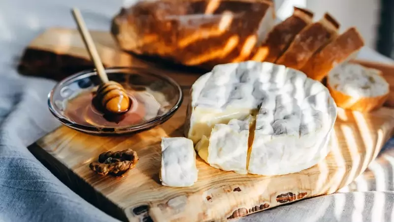 Crafting the Perfect Single-Cheese Board: A Guide to Elegant Entertaining