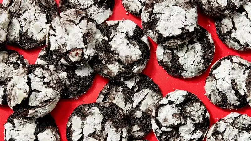 Effortless Chocolate Crinkle Cookies with a Brownie Mix Hack