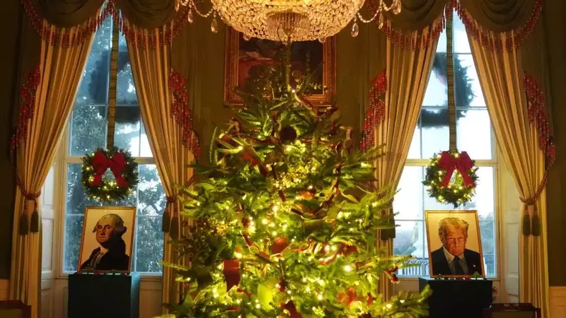 White House Holiday Tours Resume Amidst East Wing Changes