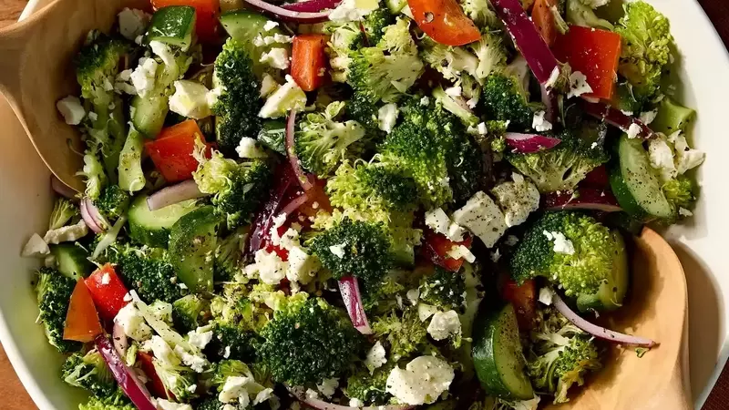 Refreshing Broccoli & Feta Salad: A Quick and Healthy Side Dish
