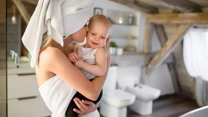 Postpartum Skin Care: Reclaiming Your Radiance After Childbirth