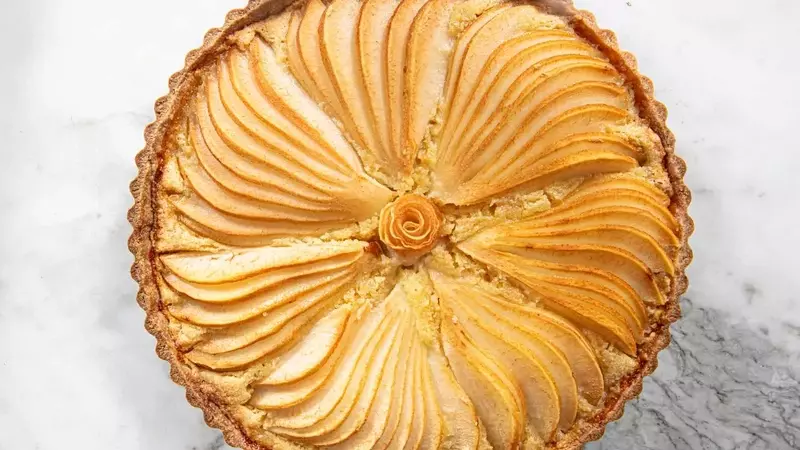 Elegant Pear and Almond Tart: A Simple Yet Sophisticated Dessert