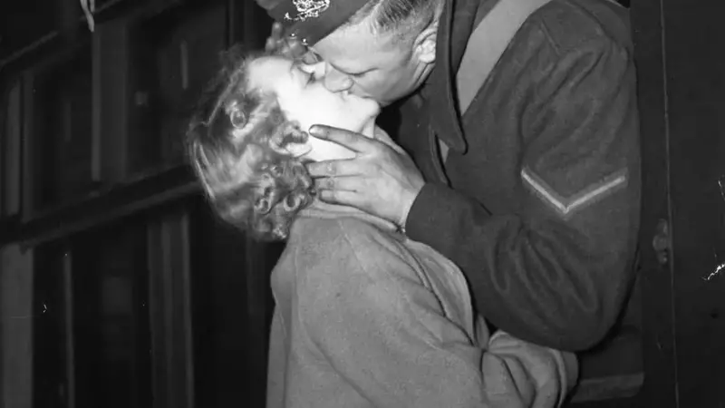 The Fascinating Journey of Mistletoe: From Ancient Origins to Modern Holiday Tradition