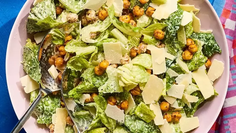Crispy Chickpea Caesar Salad: A Healthy and Flavorful Meal