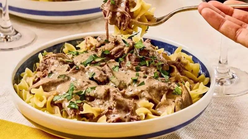 Slow-Cooker Beef Stroganoff: A Comforting Classic