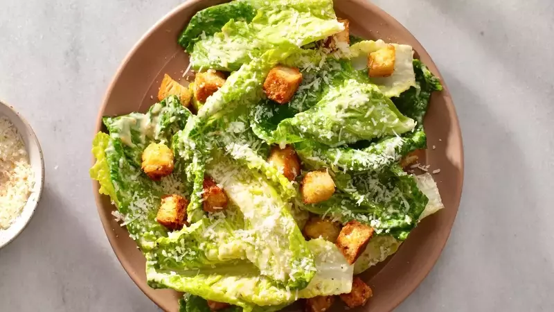 A Comprehensive Guide to Salad Greens: Varieties, Characteristics, and Culinary Uses