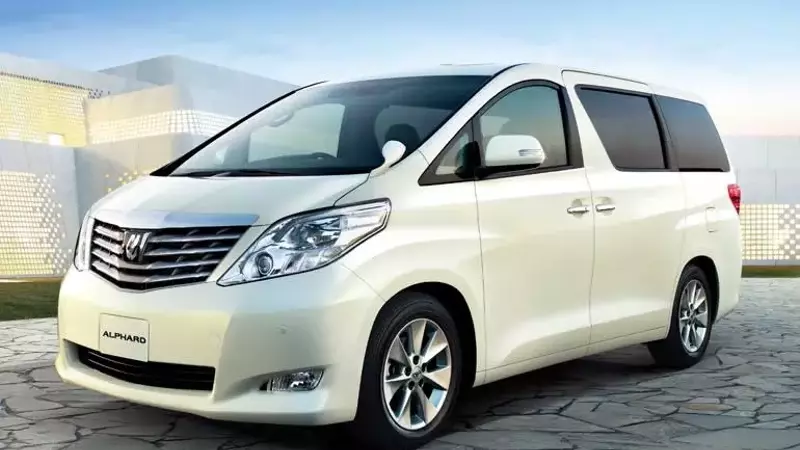 White Pearl Paint Peeling Issues Plague Nissan and Toyota Owners in Japan
