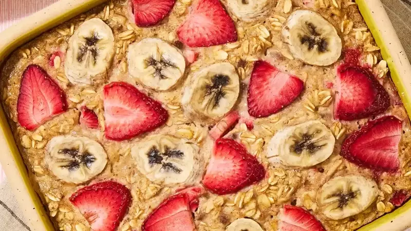 Delicious Strawberry-Banana Baked Oats for a Hearty Breakfast