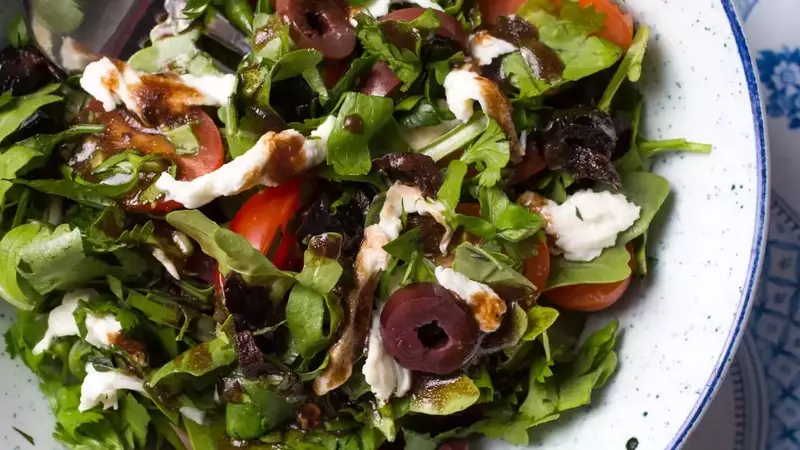 Effortless Vinaigrette: A Squeeze Bottle Hack for Perfect Salad Dressing Every Time