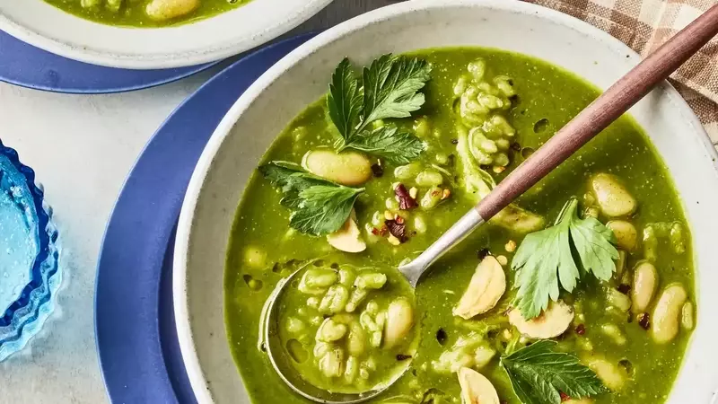Revitalizing Green "Swamp" Soup: A Quick & Healthy Meal