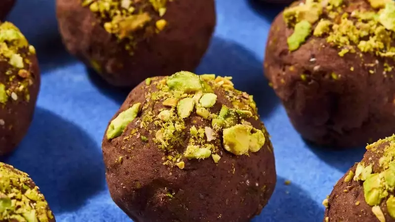 Delectable Chocolate-Pistachio Energy Bites: Your Healthy Treat Guide