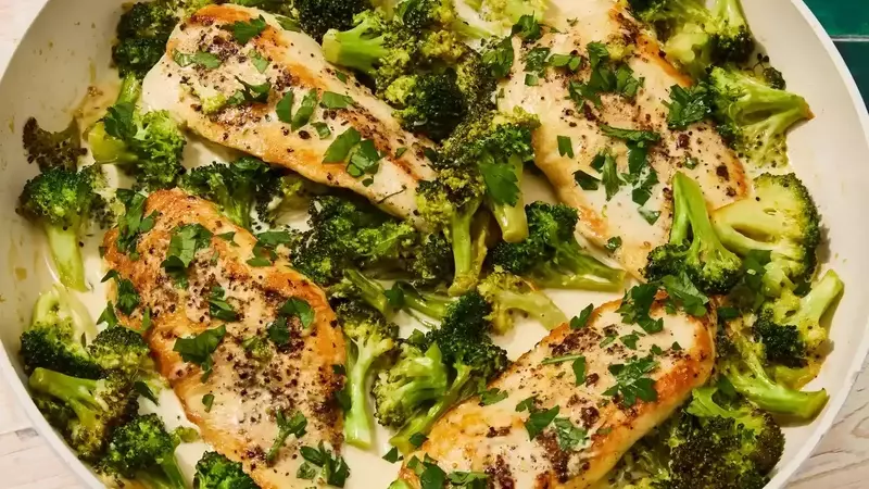 Quick & Healthy Creamy Garlic Chicken and Broccoli Skillet