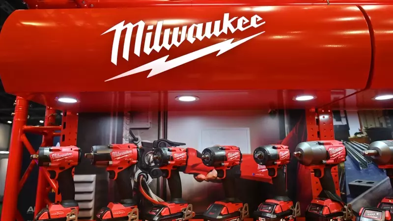 Milwaukee M18 LED Work Light: A Garage Essential for $40