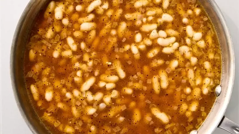 Speedy & Flavorful Cacio e Pepe White Bean Dish