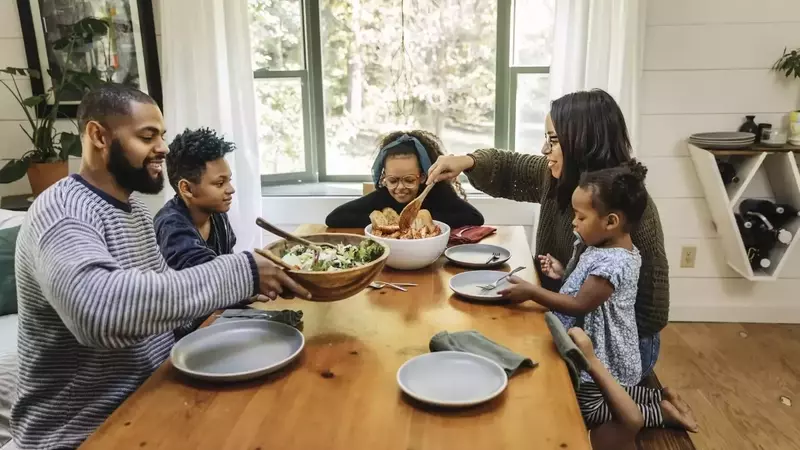 Nine Phrases to Avoid at the Dinner Table to Foster Healthy Eating Habits in Children