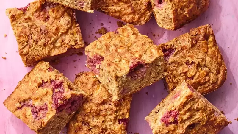 High-Protein Almond Butter & Raspberry Oatmeal Bars: A Nutritious and Delicious Treat