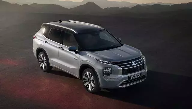 Mitsubishi Unveils Enhanced 2026 Outlander PHEV with Greater Power and Range