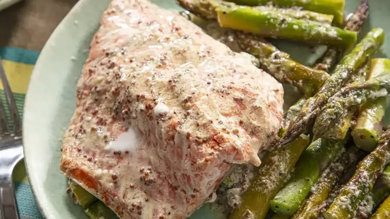Effortless Mustard-Infused Salmon and Asparagus Packet Dinner