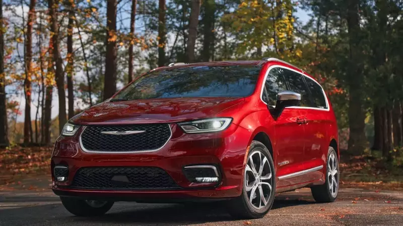 Chrysler Recalls 180,000 Pacifica and Voyager Minivans Over Airbag Defects