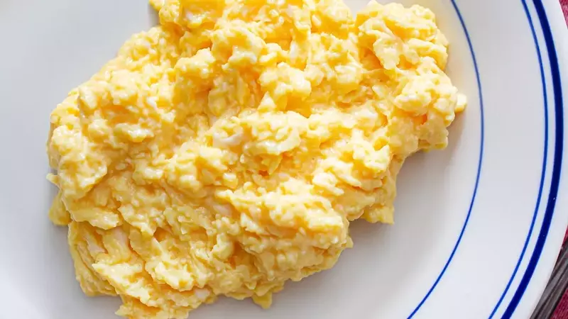 Mastering the Art of Fluffy Scrambled Eggs at Home