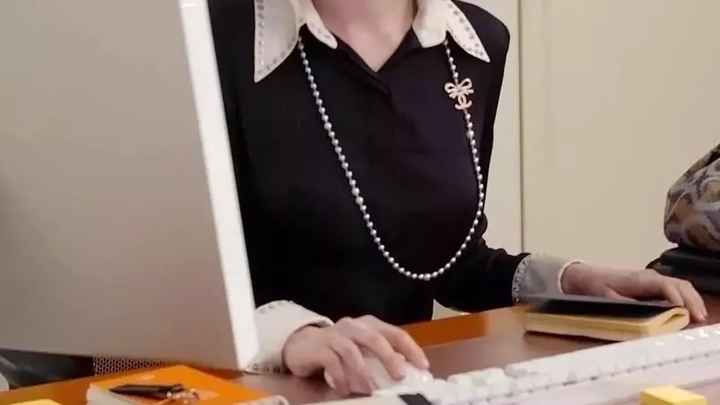 Anne Hathaway Reimagines Iconic 'Devil Wears Prada' Hairstyle with Modern Twist