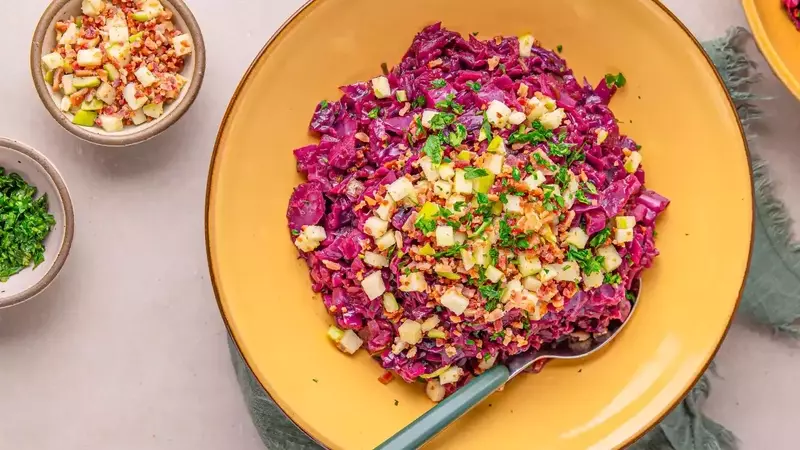 Flavorful Braised Red Cabbage with Apples and Bacon: A Culinary Exploration