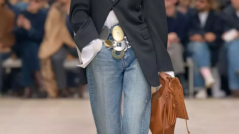 The Enduring Allure of 90s Cropped Jeans: A Style Resurgence