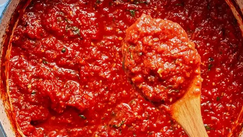 The Secret to a Delicious Tomato Sauce: Don't Burn the Garlic!