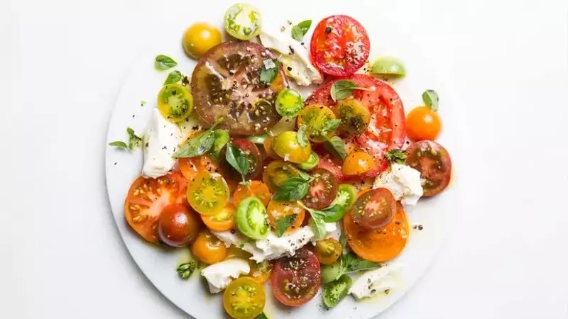 Effortless No-Cook Tomato Sauce for Pasta