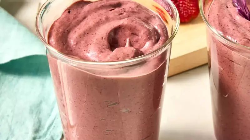 Berry, Avocado, and Spinach Smoothie: A High-Fiber Breakfast