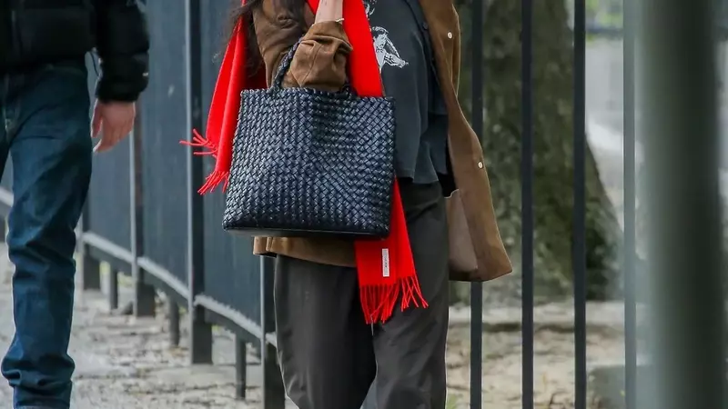 Zoë Kravitz's London Ensemble: Mastering Trans-seasonal Style
