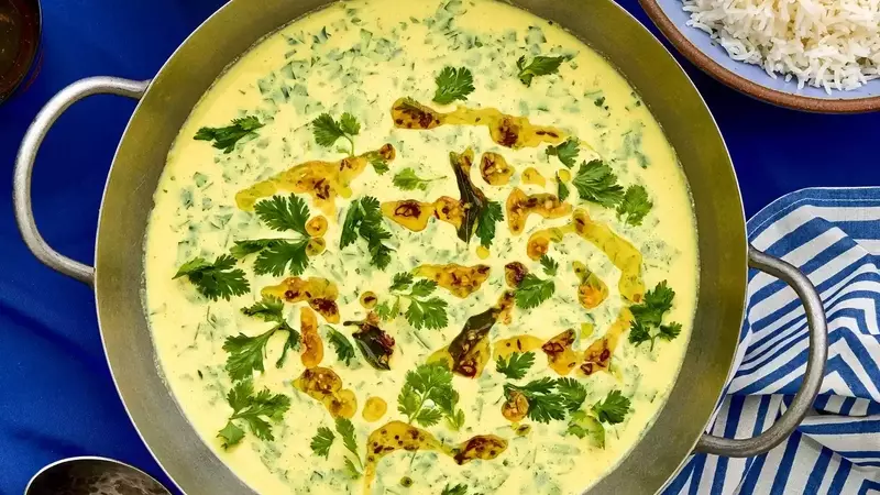 Crafting Kadhi: A Tangy and Flavorful Chickpea-Yogurt Stew