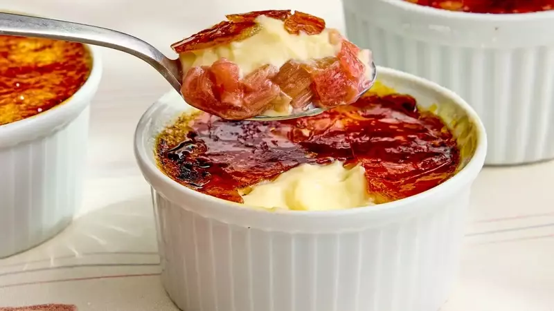 Strawberry Rhubarb and Vanilla Custard: A Seasonal Delight