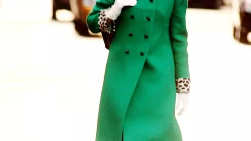 Anne Hathaway Recreates Iconic 'Devil Wears Prada' Look