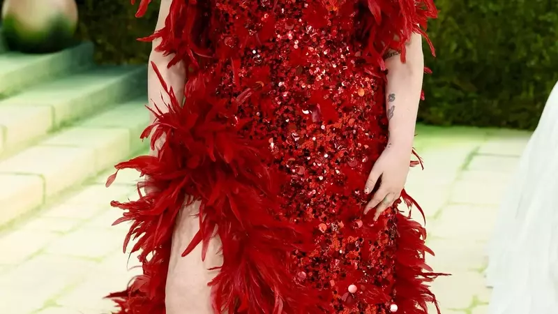 Lena Dunham's Triumphant Return to the Met Gala, Inspired by Baroque Artistry