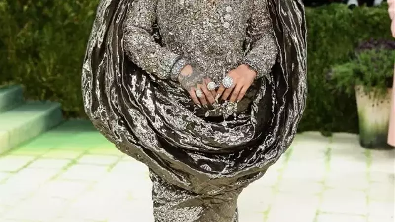 Met Gala Moments: Wonders' Debut and Unexpected Encounters