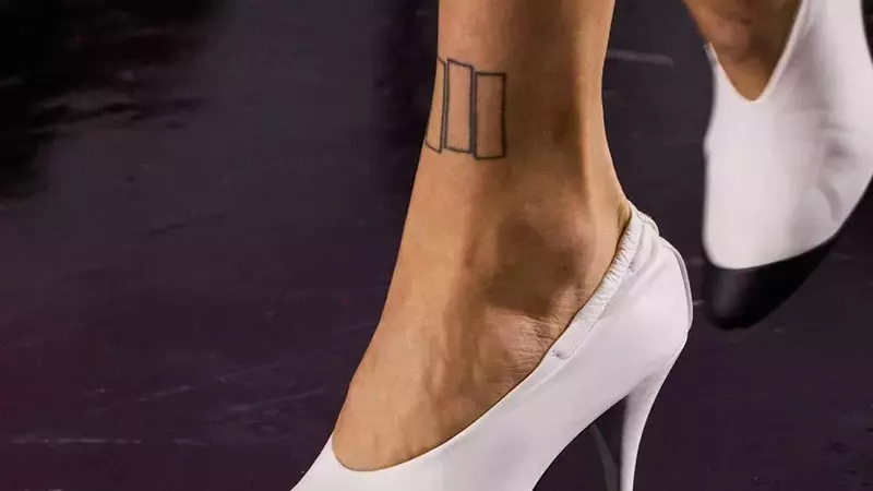 The Global Ascent of Glove Shoes: Comfort Meets Contemporary Chic