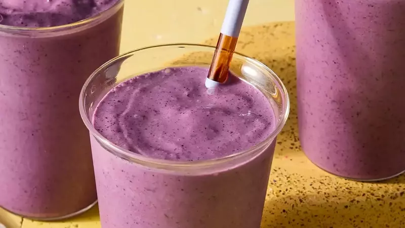 The Ultimate Mood-Boosting Smoothie: Berries, Kefir, and Almond Butter