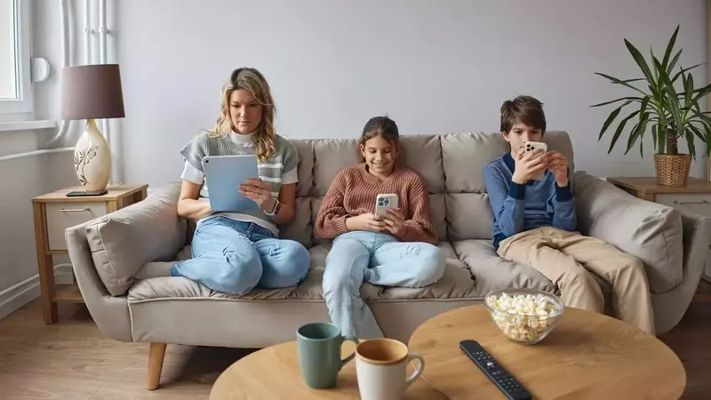 Balancing the Digital World: A Guide for Parents on Managing Screen Time