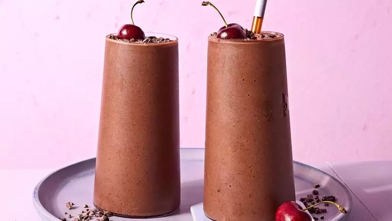 Indulge in a 5-Minute Chocolate-Cherry Smoothie: A Black Forest Cake Experience