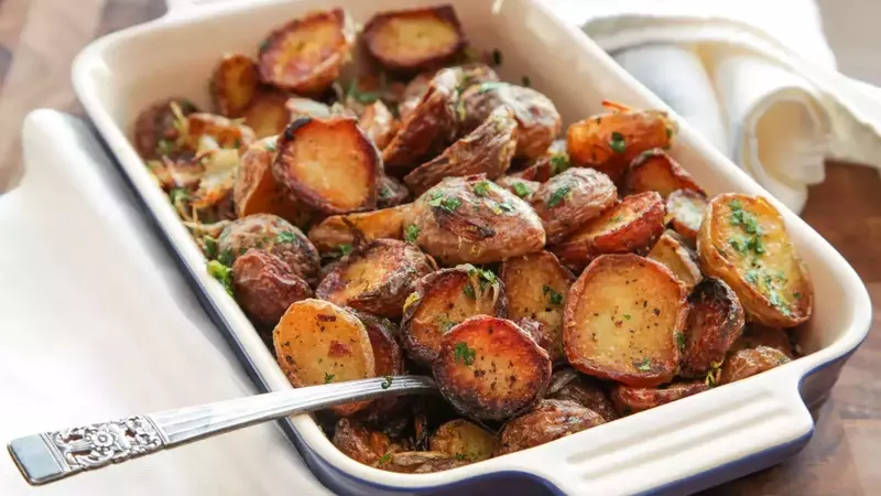 Achieving Ultra-Crispy New Potatoes with Garlic, Herbs, and Lemon